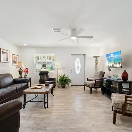 Walk To The Beach, 2 Bedroom Tropical Oasis, Sleeps 6